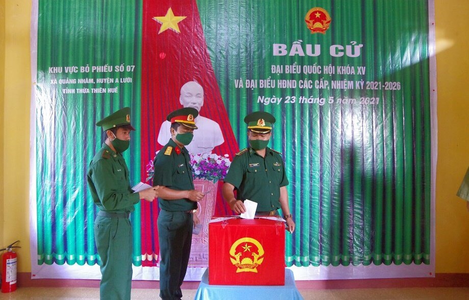 Cán bộ, chiến sĩ Bộ đội Biên phòng đóng quân trên địa bàn huyện biên giới A Lưới, tỉnh Thừa Thiên Huế bỏ phiếu bầu cử. Ảnh: Thành Chung.